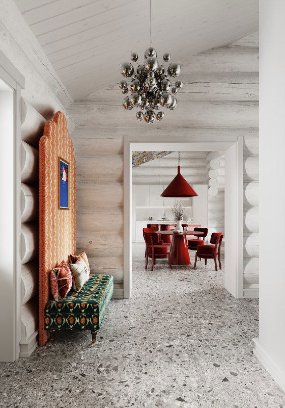 Смотровая перспектива из прихожей в столовую: цветная кушетка слева, арочный текстильный элемент, подвесная люстра и красная столовая зона в глубине деревянного дома.