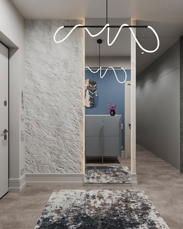 Большое зеркало во весь рост с подсветкой напротив текстурной декоративной штукатурки, в отражении видна синяя стена и комод.