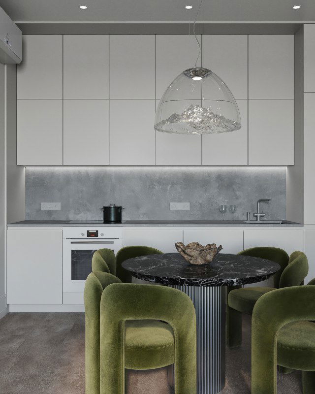 Крупный план: прозрачный подвесной светильник Axolight над чёрным круглым столом и зелёными велюровыми стульями, акцент на освещении и фактурах