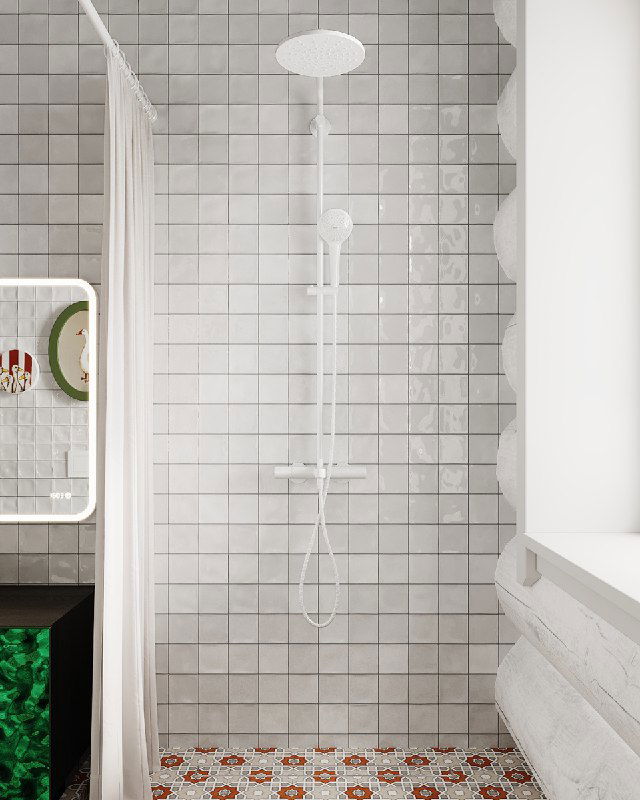 Душевая зона с белой потолочной лейкой душа, белая плитка и фрагмент пола с орнаментом в русском стиле, объединяющие традицию и современность.