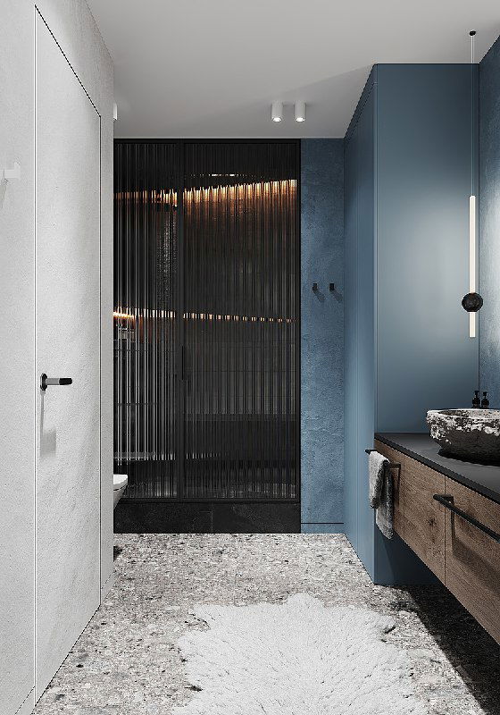 Коридорная часть ванной с деревянной тумбой и рифлёным стеклом; сочетание синих стен, дерева и камня создаёт атмосферу скалистых вершин.