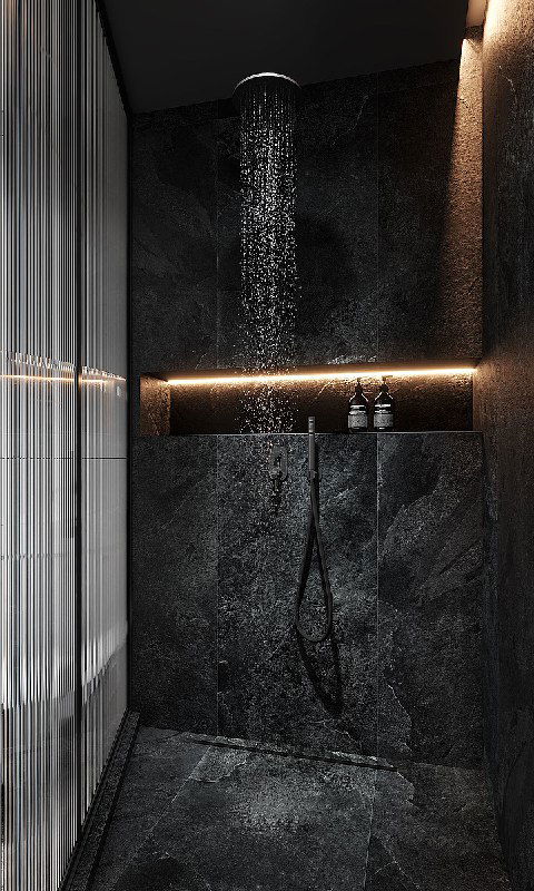 Чёрная душевая с имитацией скальной поверхности и верхним душем — эффект водопада на фоне подсветки и тёмной текстурированной плитки.