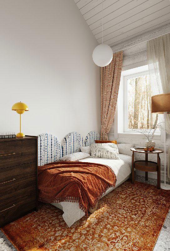Комната с высоким окном и тёплой текстильной гаммой: занавески, орнаментальный ковёр и акценты в оранжево-коричневых тонах рядом с кроватью.
