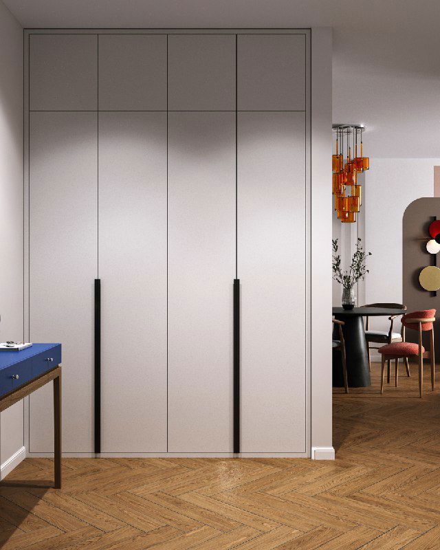 Встроенный шкаф в прихожей проекта: гладкие белые фасады, длинные черные ручки и вид на обеденную зону — минималистичное решение хранения.