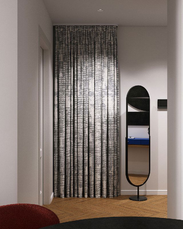 Воздушная штора вместо двери в прихожей: фактурная ткань закрывает проход, рядом напольное зеркало и теплый паркет в проекте.