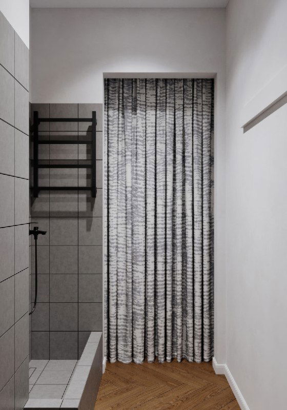 Проходная часть ванной с серой плиткой, текстильной шторой и вешалкой для полотенец на стене, компактное функциональное пространство.