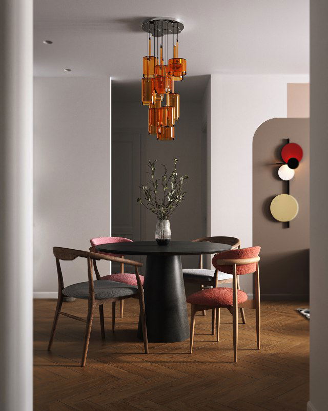 Другой ракурс интерьера: стол‑остров с разноцветными сиденьями, паркет, декоративная панель и акцентная люстра‑пламя в тёплой гамме.