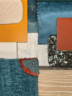 Коллаж материалов и образцов текстур для проекта: образцы ковров, тканей и декоративных поверхностей, подобранных под пляжную палитру.