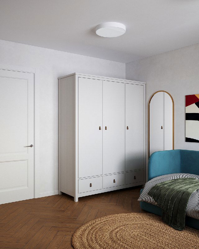 Вид на белый шкаф и высокое зеркало: паркетный пол, светлые стены и мебель, пригодные для кабинета и будущей детской.