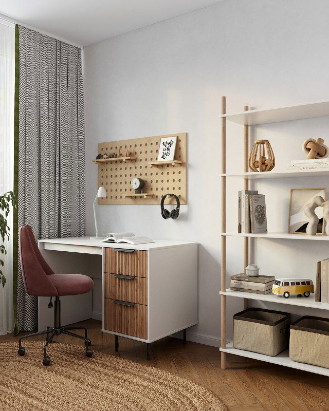Рабочая зона с белым столом, деревянной перфорированной панелью для хранения, открытыми полками, декором и мягкими текстурами.