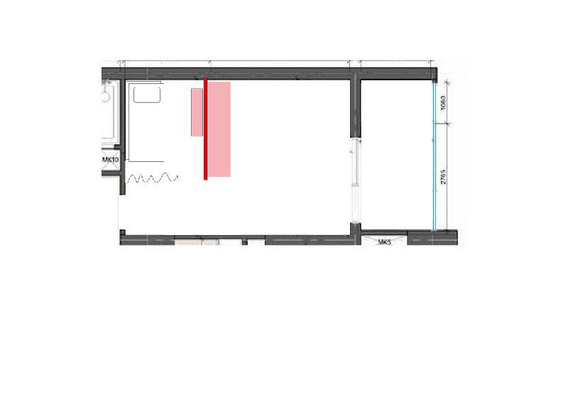 Упрощённый план пустой комнаты с выделенной красным возможной позицией отдельно стоящей двухъярусной кровати для деления пространства.