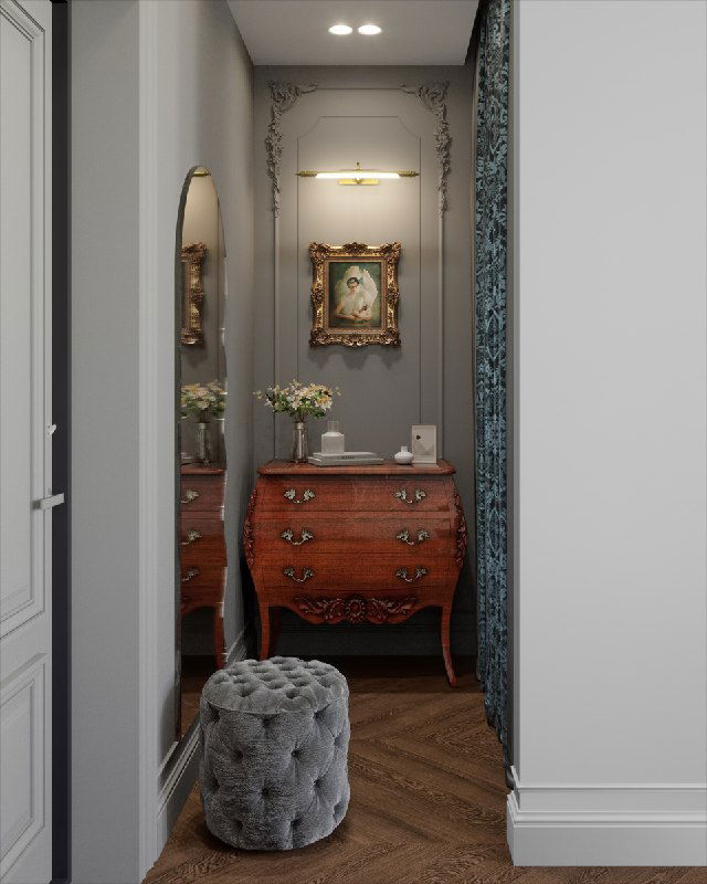 Общий вид прихожей с комодом, высоким арочным зеркалом, мягким пуфом, узорными шторами и декоративной подсветкой в коридоре.