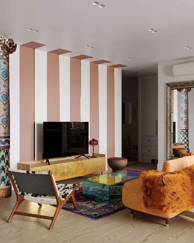 Вид гостиной с оранжевым диваном, телевизионной зоной, вертикальными розово-белыми полосами на стене и мозаичной колонной у прохода.
