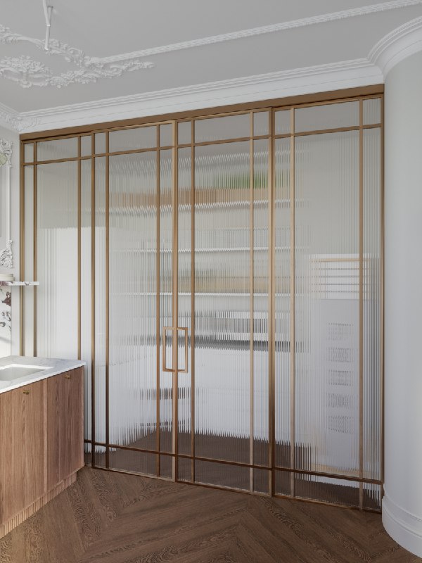 Маленькая кухня: тот же укромный уголок, перегородка с рифлёным стеклом и тонкой золотой рамой — створки закрыты, вид фасада интерьера.