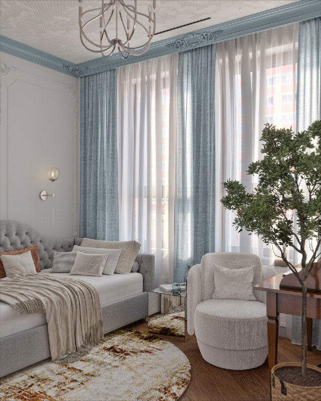 Окно спальни с длинными струящимися шторами и полупрозрачными занавесями, у окна стоит мягкое кресло и заметно комнатное растение, усиливающее уют.