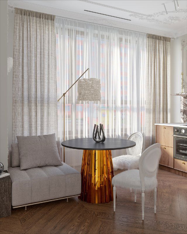 Обеденная зона проекта: круглый стол с золотой базой, кресла с тканевой и перьевой обивкой на фоне светлых штор и паркетного пола.