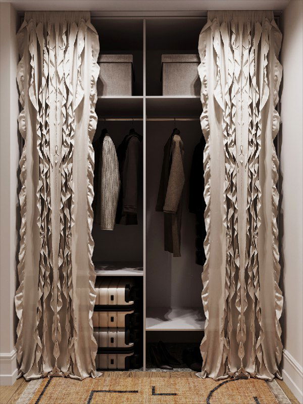Шкаф для одежды за декоративной шторой: видны полки, коробки и подвесные вещи — практичное скрытое хранение, смягчающее геометрию прихожей и экономящее бюджет на фасады.