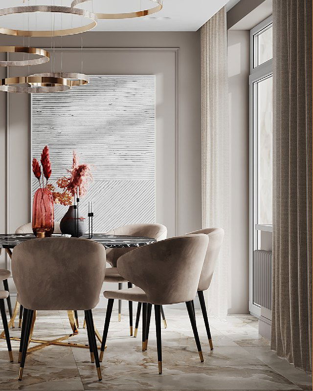 Вид на столовую зону с мягкими креслами и большой текстурной картиной на стене; акценты красных декоративных веток в вазе и нейтральная палитра в интерьере.