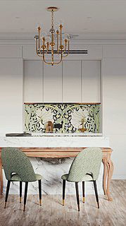 Кухонный остров с мраморной столешницей, резной обеденный стол, зелёные стулья Hudson и цветочный фартук в стиле ар-нуво под золотой люстрой.