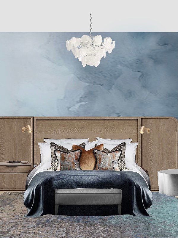 Визуализация спальни проекта: большая кровать на спокойном фоне стен, акцентный сине‑бирюзовый декор и декоративная люстра над изголовьем.