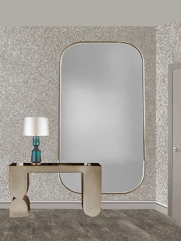 Декоративная зона с большим зеркалом и консолью: нейтральные текстуры стен, зеркало в арочной раме и акцентная лампа на столике.