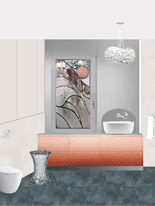 Ванная с витражом и ярко‑оранжевой тумбой: рифлёное стекло, контраст тёплых и холодных оттенков, стилистическая ссылка на восход солнца.