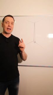 Мужчина у белой доски объясняет идею хранения в ванной: на доске схематичное изображение стены за унитазом с местом для инсталляции и хранения