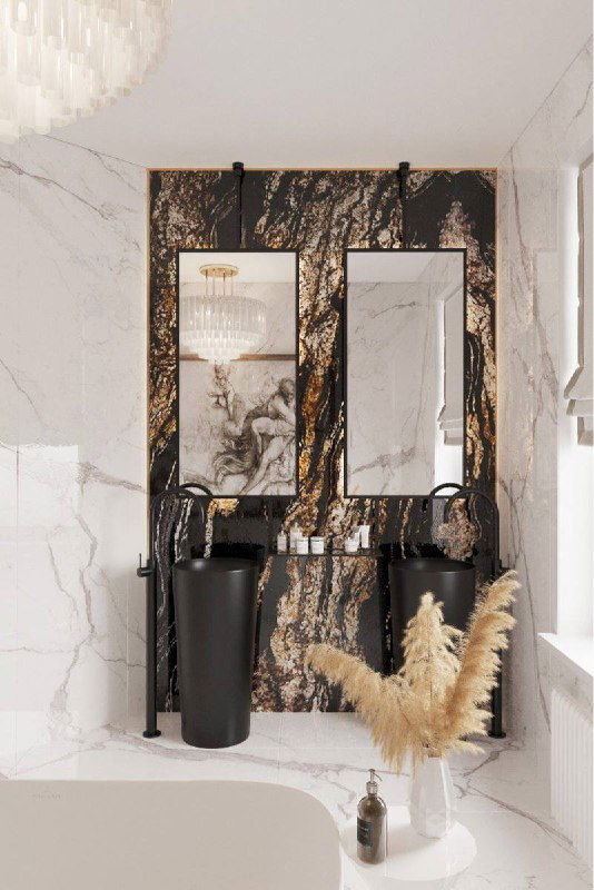 Роскошная умывальная зона с чёрной раковиной и декоративной мраморной стеной в тёмных тонах, стилистика премиального интерьера с текстурными акцентами.