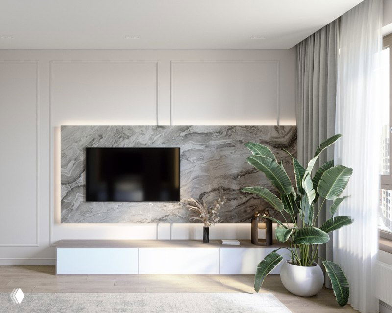 Декоративная зона у стены: ниша с телевизором на фоне мраморной отделки, низкая мебель, крупное комнатное растение и мягкие шторы, создающие уютную атмосферу.