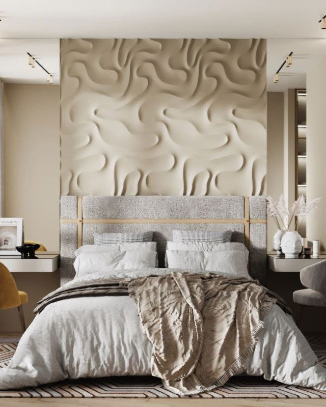 Вид на кровать и декоративную стеновую панель в мастер‑спальне: мягкие текстуры, нейтральные тона и акцент на детали над изголовьем.