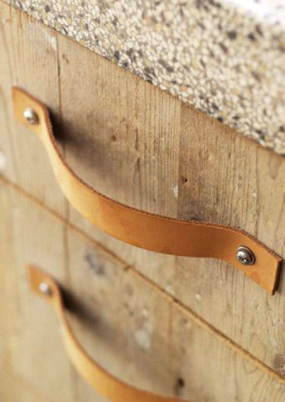 Ручки из кожаных ремешков, прикрученные к необработанным деревянным ящикам; минималистичная и тёплая идея для мебели своими руками.