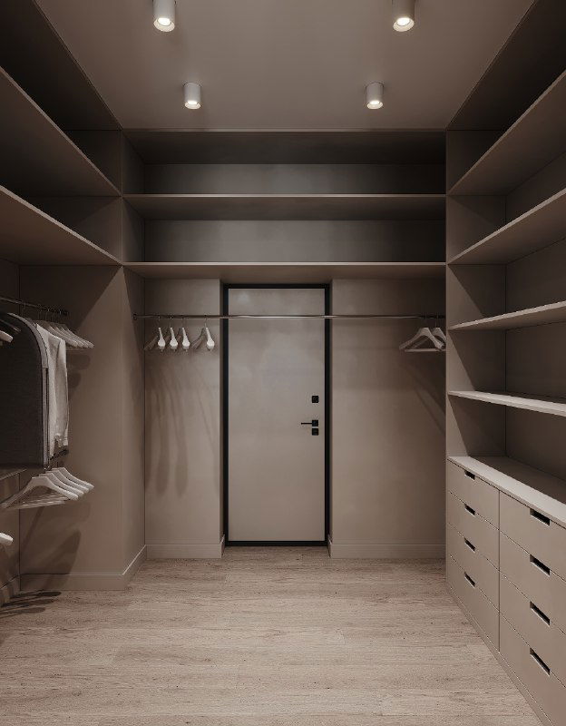 Внутренний вид гардеробной: встроенные полки, выдвижные ящики и вешалки в бежево-коричневой гамме, видно дверь, ведущую в спальню.