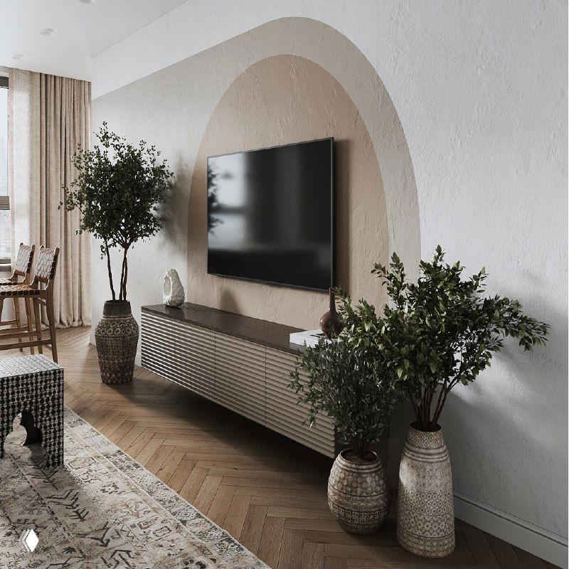 Телевизионная зона проекта: арочный фрагмент на стене, низкая консоль и крупные декоративные вазы в этническом стиле на деревянном паркете.