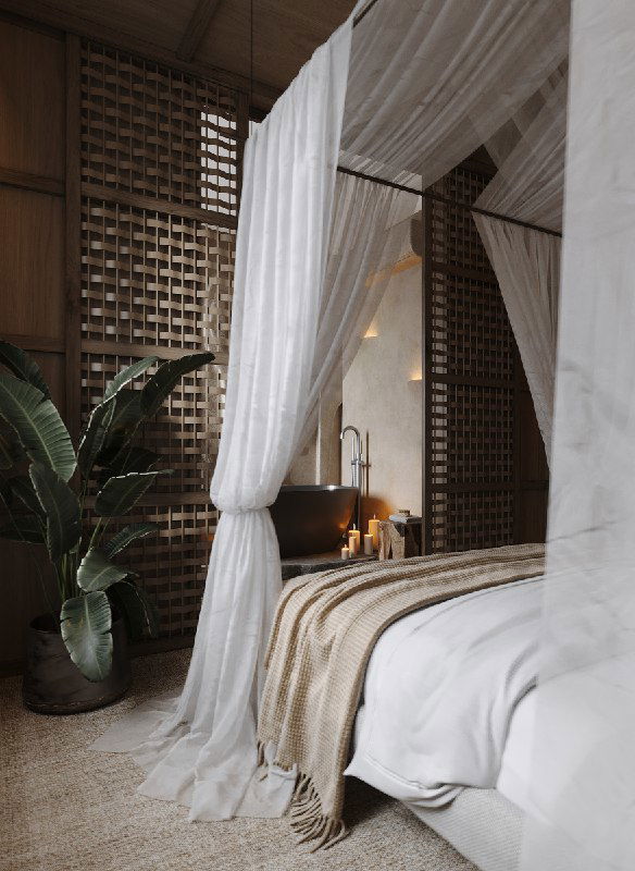 Интерьер у изножья кровати: драпировка балдахина, декоративные деревянные перегородки, зелёное растение и намёк на каменное подиумное место для ванны.