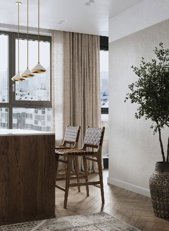 Угол кухни с видом на плетёные барные стулья, текстурные стены, высокий зелёный вазон и мягкие шторы у панорамного окна.