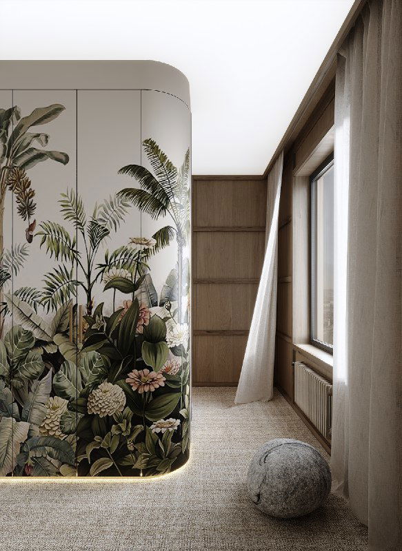 Изогнутый угловой шкаф с тропическим рисунком, мягкий натуральный ковер и окно — вид коридора гардеробной с джунглевой атмосферой и световым потолком.