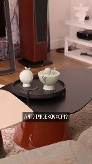 Кофейный стол в гостиной; на заднем плане видна декоративная панель и молдинг, скрывающие приточно‑вытяжную вентиляцию.