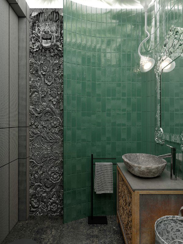 Компоновка ванной: зелёная плитка, декоративная резная панель вдоль стены, тумба с резными фасадами и минималистичные аксессуары.