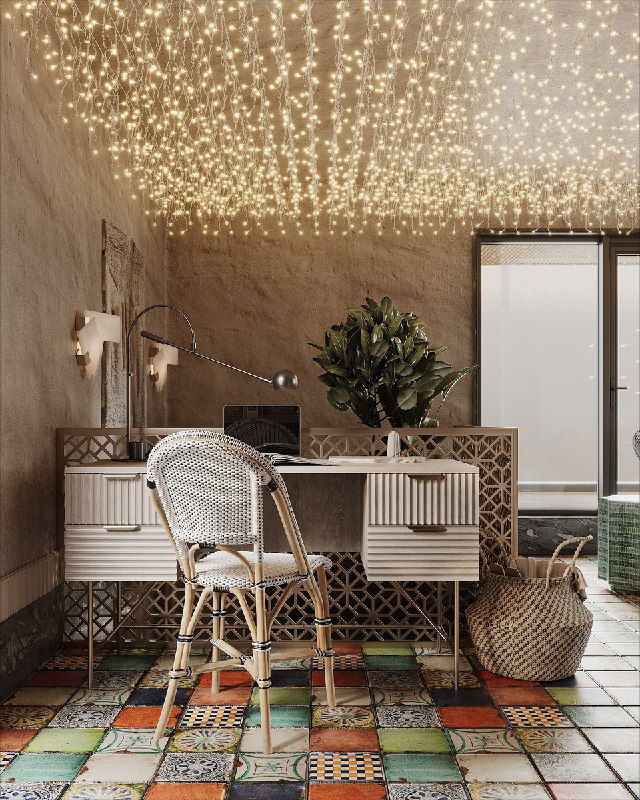 Рабочая зона и кабинетный стол: плетёный стул, резной рабочий стол, большая зелёная маска и гирлянды на потолке создают уютную атмосферу.