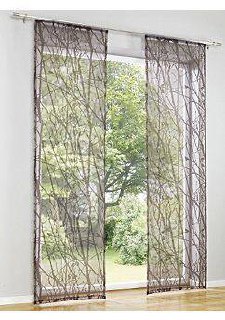 Тонкие прозрачные японские панели с рисунком ветвей закрывают окно; вид на зелень за стеклом, легкая воздушная фактура ткани.