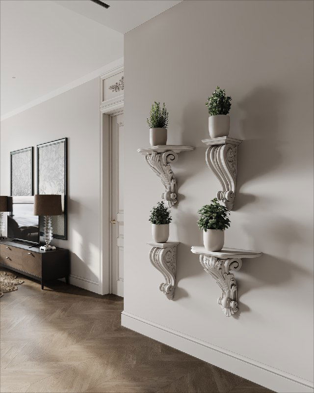 Крупный план трёх резных настенных консолей с горшками и зелёными растениями на фоне нейтральной стены в коридоре.