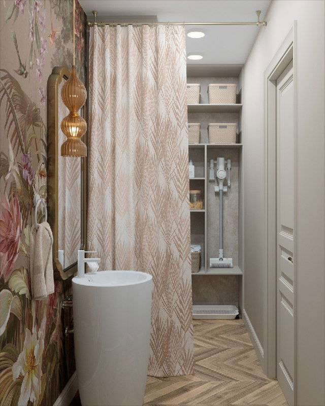 Вид под углом: раковина спереди, за шторой — хозяйственный шкаф и постирочная зона с лотком для кота; шторка сохраняет цветочный вайб.