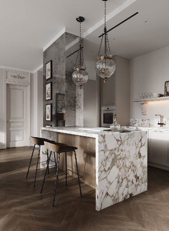 Кухонный остров с мраморной столешницей и барными стульями, фактурные подвесные светильники и отражение колонны в состаренном зеркале