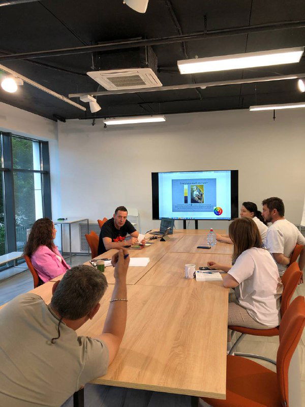 Цвет: круг Иттена, контраст и книги