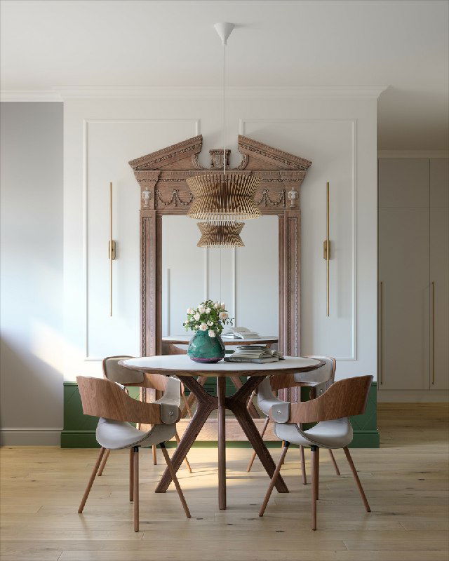 Обеденная зона с резным декоративным пилястром и зеркалом, отражающим деревянный стол и дизайнерскую люстру в светлом классическом интерьере.