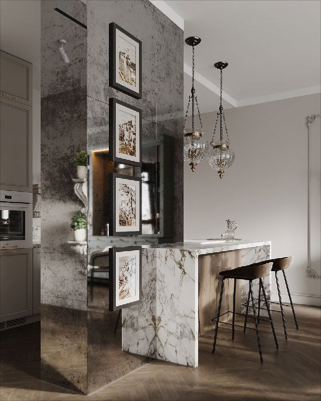 Интерьер с зеркальной колонной, на которой размещены фоторамки и мелкие предметы, отражение кухни с барной стойкой и подвесными светильниками.