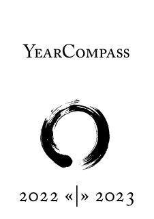 Обложка буклета YearCompass 2022–2023: минималистичный белый фон, кистевой черный круг-энсо и надпись YearCompass с годами.