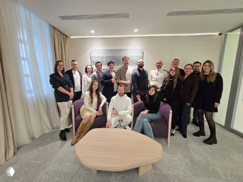 Групповое фото участников Бизнес клуба MBA МГУ: около пятнадцати человек в зале, совместное фото после сессии и обсуждений.