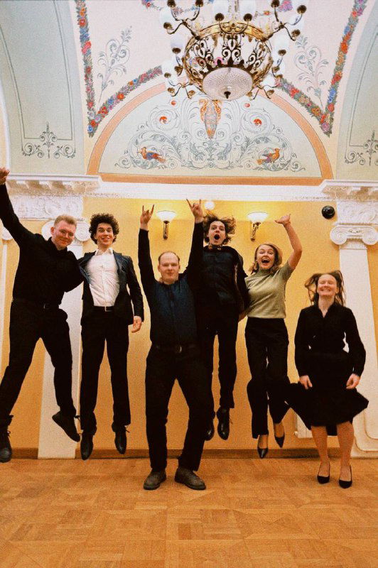Групповая фотография участников проекта: шесть музыкантов в праздничной позе в интерьере с расписным потолком — настроение перед концертом.