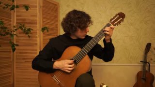 Исполнитель играет на классической гитаре в комнате: видны корпус и гриф гитары, вторая гитара и интерьер, сцена репетиции.